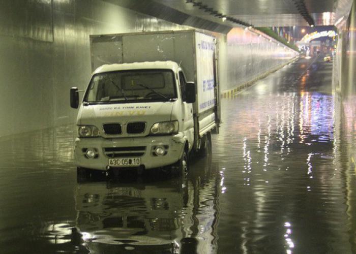 Kinh nghiệm lái xe tải chở hàng an toàn trong mùa mưa bão